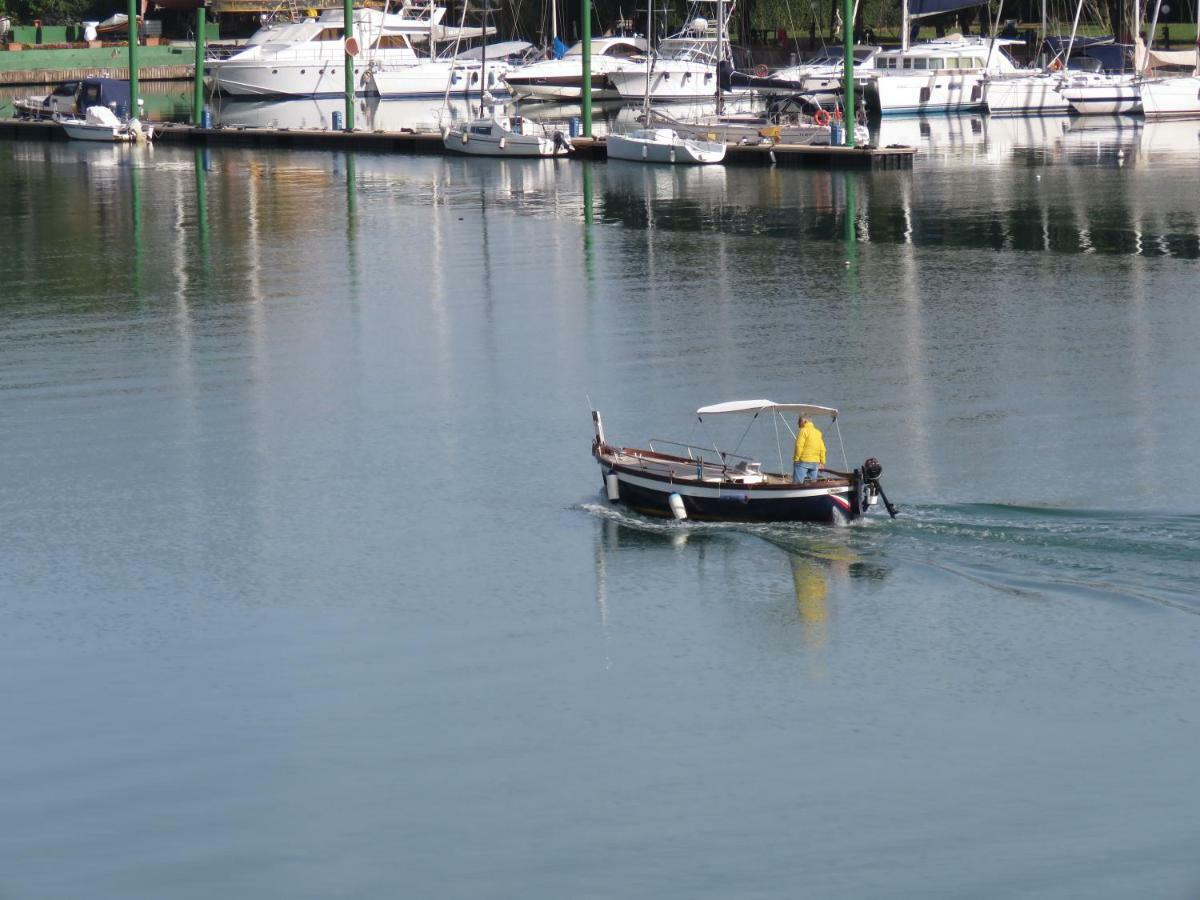 אמליה Alla Foce Del Magra - Appartamenti Sul Fiume Con Posto Barca Vicino Cinque Terre מראה חיצוני תמונה